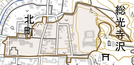 字新屋敷とその周辺の地図。町の範囲を重ねている