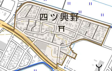 四ツ興野とその周辺の地図。町の範囲を重ねている