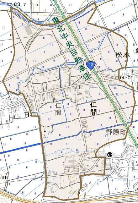 大字仁間とその周辺の地図。町の範囲を重ねている