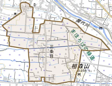 大字三条目とその周辺の地図。町の範囲を重ねている