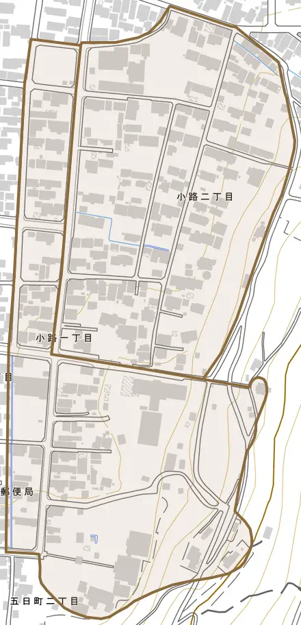 小路とその周辺の地図。町の範囲を重ねている