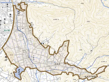 大字貫津とその周辺の地図。町の範囲を重ねている