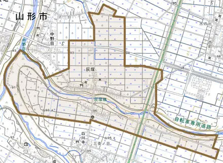 大字灰塚とその周辺の地図。町の範囲を重ねている