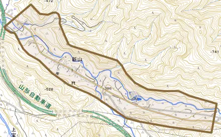 大字新山とその周辺の地図。町の範囲を重ねている