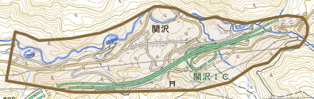 大字関沢とその周辺の地図。町の範囲を重ねている