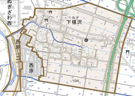大字下椹沢とその周辺の地図。町の範囲を重ねている