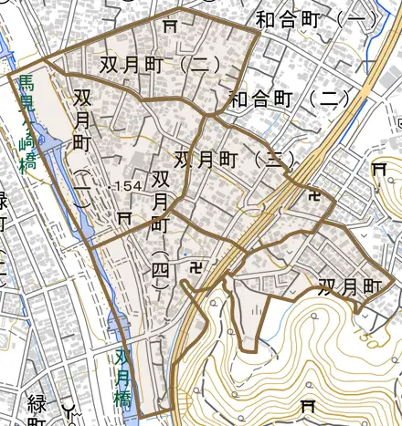 双月町とその周辺の地図。町の範囲を重ねている