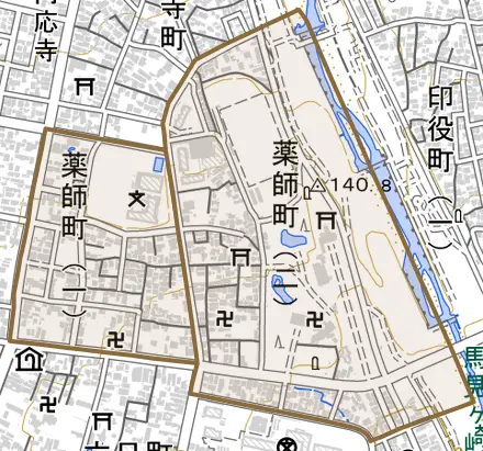 薬師町とその周辺の地図。町の範囲を重ねている