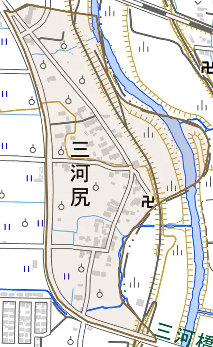 大字三河尻とその周辺の地図。町の範囲を重ねている