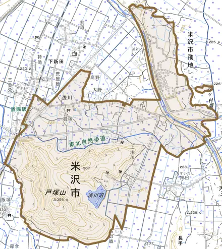 大字浅川とその周辺の地図。町の範囲を重ねている