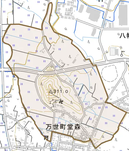 万世町堂森とその周辺の地図。町の範囲を重ねている