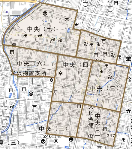 中央とその周辺の地図。町の範囲を重ねている