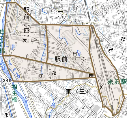 駅前とその周辺の地図。町の範囲を重ねている
