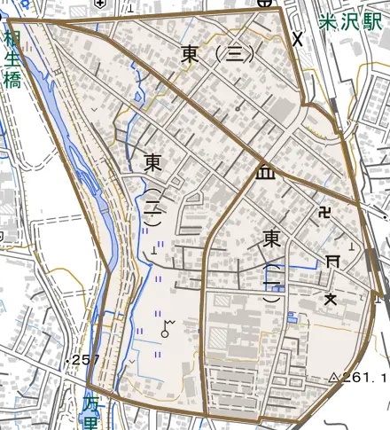東とその周辺の地図。町の範囲を重ねている