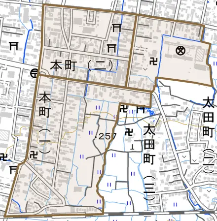 本町とその周辺の地図。町の範囲を重ねている