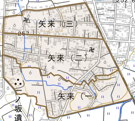 矢来とその周辺の地図。町の範囲を重ねている