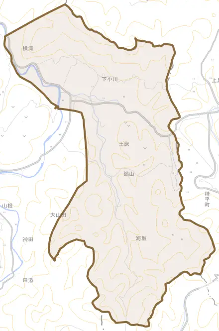大字下小川とその周辺の地図。町の範囲を重ねている