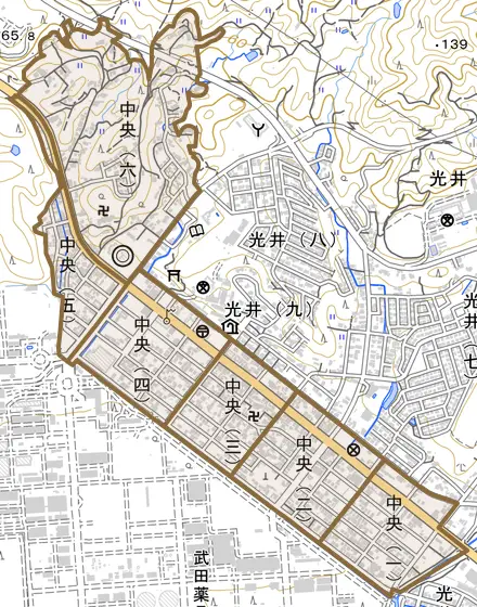 中央とその周辺の地図。町の範囲を重ねている