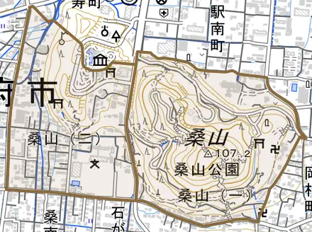 桑山とその周辺の地図。町の範囲を重ねている