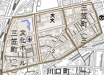 三笠町とその周辺の地図。町の範囲を重ねている