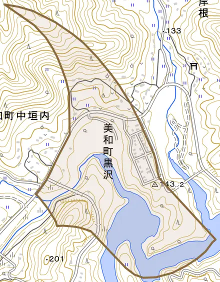 美和町黒沢とその周辺の地図。町の範囲を重ねている