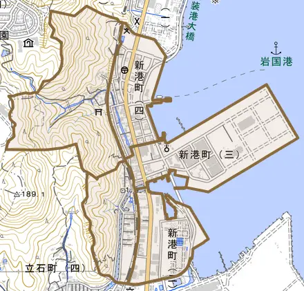 新港町とその周辺の地図。町の範囲を重ねている