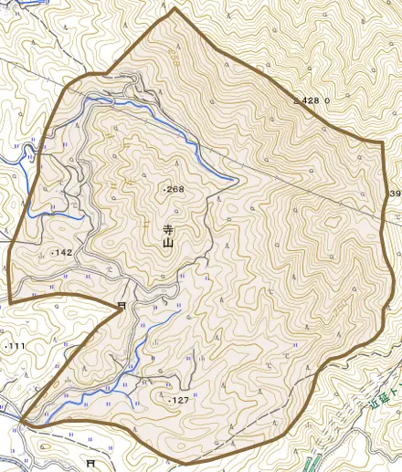 寺山とその周辺の地図。町の範囲を重ねている