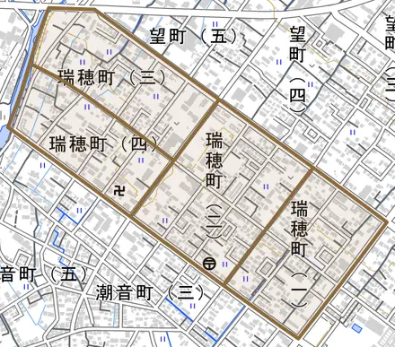 瑞穂町とその周辺の地図。町の範囲を重ねている
