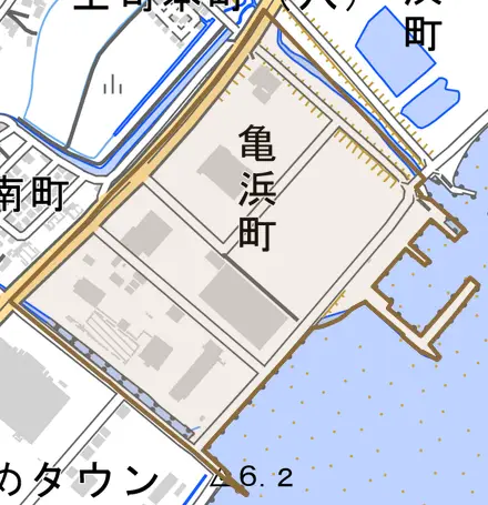 亀浜町とその周辺の地図。町の範囲を重ねている