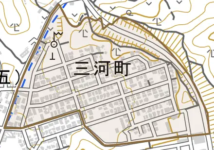 三河町とその周辺の地図。町の範囲を重ねている