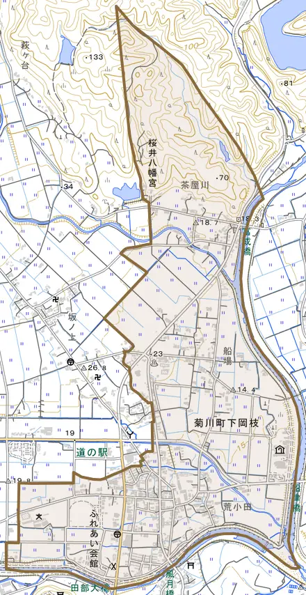 菊川町大字下岡枝とその周辺の地図。町の範囲を重ねている