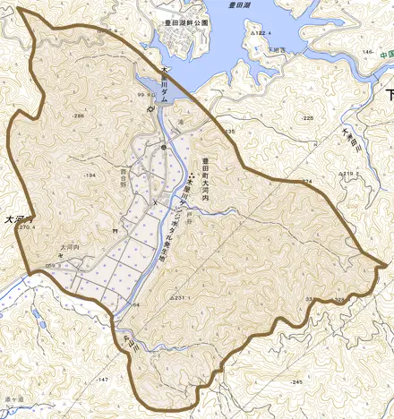 豊田町大字大河内とその周辺の地図。町の範囲を重ねている