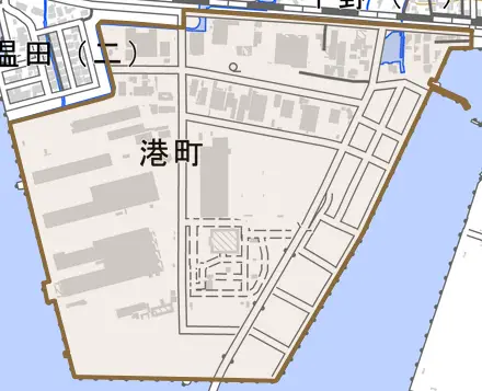 港町とその周辺の地図。町の範囲を重ねている