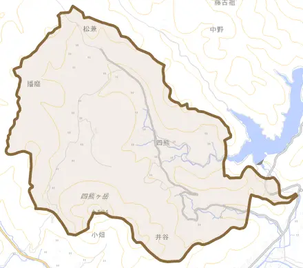 大字四熊とその周辺の地図。町の範囲を重ねている