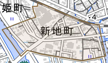 新地町とその周辺の地図。町の範囲を重ねている