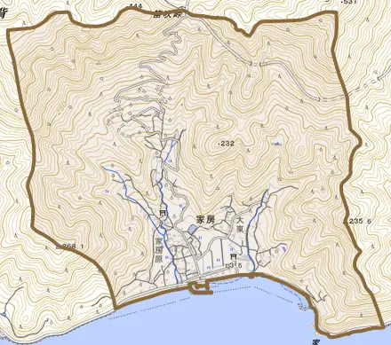 大字家房とその周辺の地図。町の範囲を重ねている