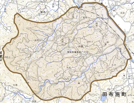 大字川西とその周辺の地図。町の範囲を重ねている