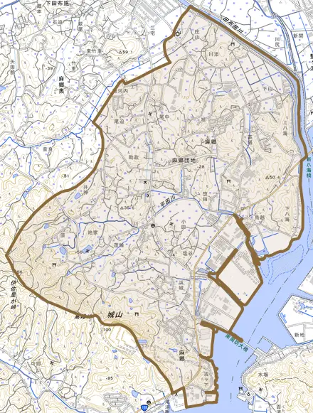 大字麻郷とその周辺の地図。町の範囲を重ねている
