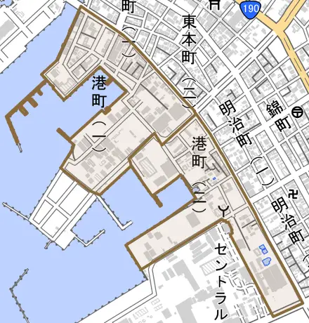 港町とその周辺の地図。町の範囲を重ねている