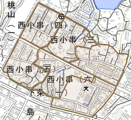 西小串とその周辺の地図。町の範囲を重ねている