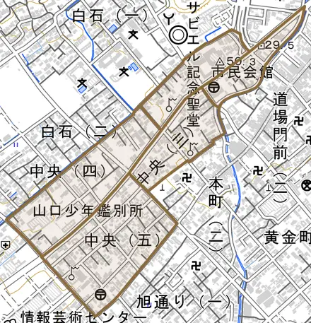 中央とその周辺の地図。町の範囲を重ねている