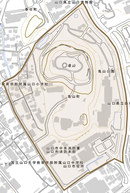 亀山町とその周辺の地図。町の範囲を重ねている
