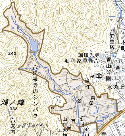 滝町とその周辺の地図。町の範囲を重ねている