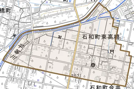 石和町東高橋とその周辺の地図。町の範囲を重ねている