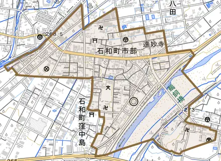 石和町市部とその周辺の地図。町の範囲を重ねている
