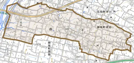 御坂町成田とその周辺の地図。町の範囲を重ねている