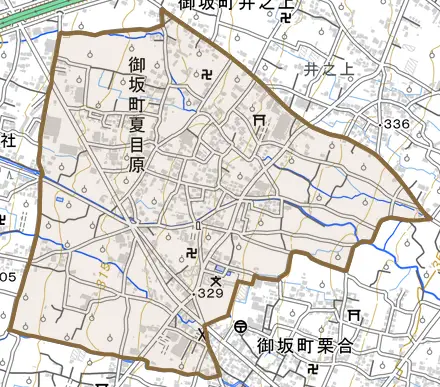 御坂町夏目原とその周辺の地図。町の範囲を重ねている