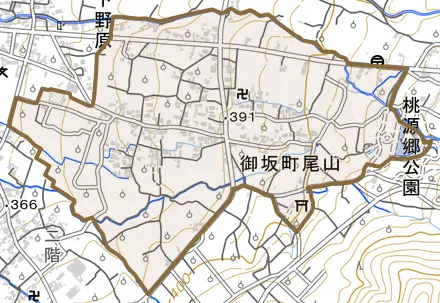 御坂町尾山とその周辺の地図。町の範囲を重ねている