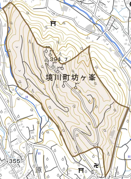 境川町坊ヶ峯とその周辺の地図。町の範囲を重ねている