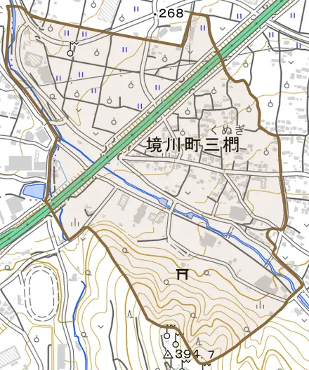 境川町三椚とその周辺の地図。町の範囲を重ねている